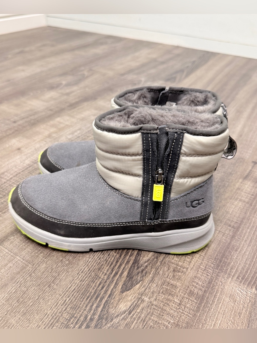 UGG‎ truckee weather boot gray kids youth size 3